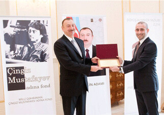 Президенту Азербайджана вручена премия “Человек года“ (ФОТО)