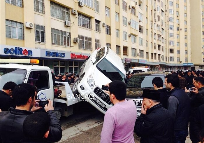 Инцидент с эвакуатором в Баку (ФОТО)