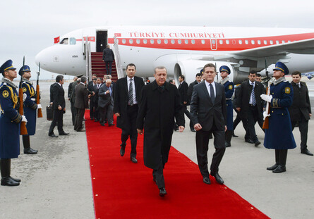 Премьер Турции прибыл в Азербайджан