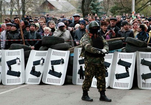 Митингующие в Донецке формируют отряды на помощь Славянску