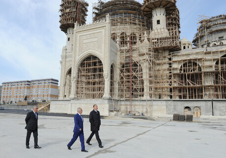 Ильхам Алиев ознакомился с ходом строительства нового комплекса мечети на территории Бинагадинского района (ФОТО)
