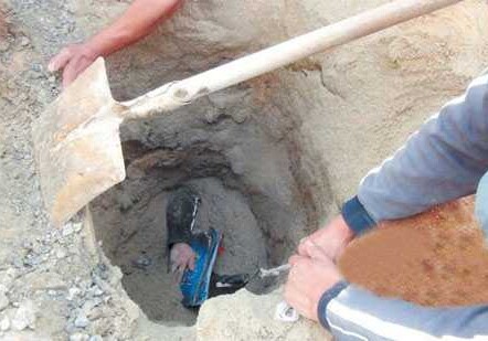 Шлем спас женщину, похороненную заживо под тоннами песка (Фото)
