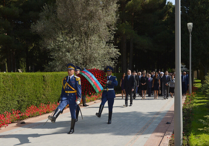 Президент Азербайджана и его супруга почтили память общенационального лидера Гейдара Алиева 