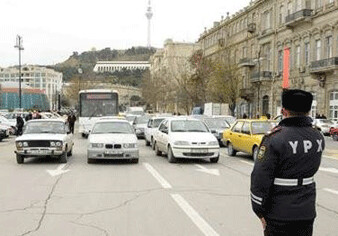 Женщина-водитель переехала ногу сотруднику дорожной полиции-в Баку 