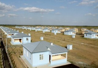 Проживающие в общежитиях вынужденные переселенцы в 2016 году переедут в новые поселки-Госкомитет