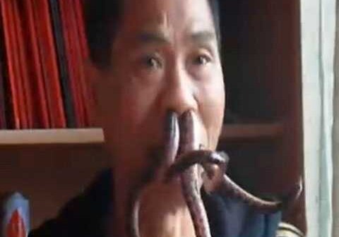 Китайца, запихивающего в нос змей, признали лучшим олицетворением Ктулху (Видео-Фото)
