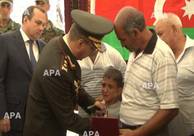 Медаль прапорщика-шехида вручена его 11-летнему сыну 