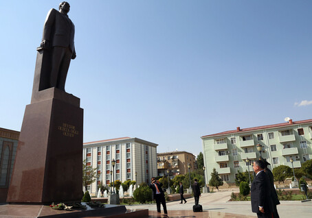 Министры обороны Азербайджана, Грузии и Турции посетили памятник Гейдару Алиеву в Нахчыване