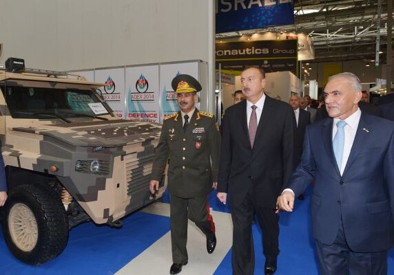 Ильхам Алиев ознакомился с выставкой оборонной промышленности (Фото)