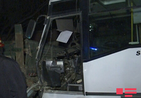 В Баку произошло ДТП с участием автобуса, есть пострадавшие (Добавлено)(Фото)