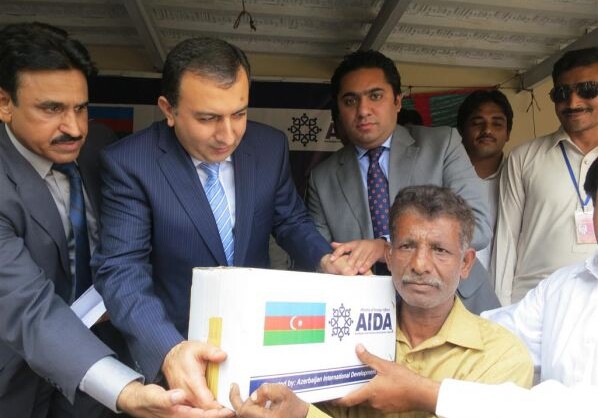 Азербайджан оказал помощь пострадавшим от наводнения пакистанцам