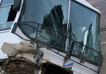 В Баку автобус сбил двух пешеходов