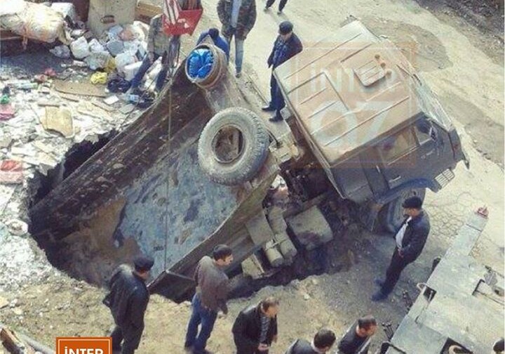 В Баку грузовик провалился под землю (Фото)