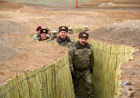Министр обороны проверил готовность частей в прифронтовой зоне (Фото)
