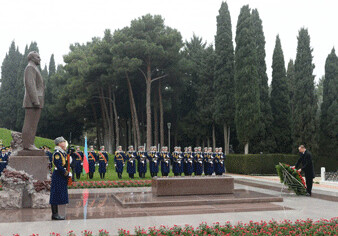 Президент Азербайджана посетил могилу Гейдара Алиева