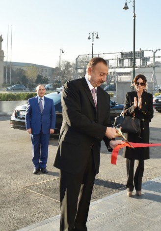 Ильхам Алиев принял участие в открытии нового административного здания Госнефтефонда АР