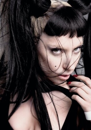 Леди Гага стала лицом известной косметической компании