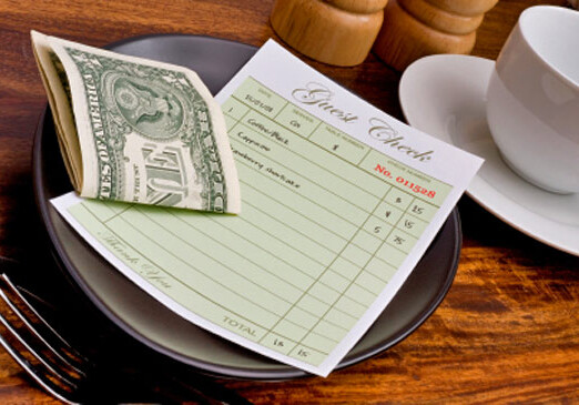 В США пара оставила $11 тысяч чаевых в ресторане