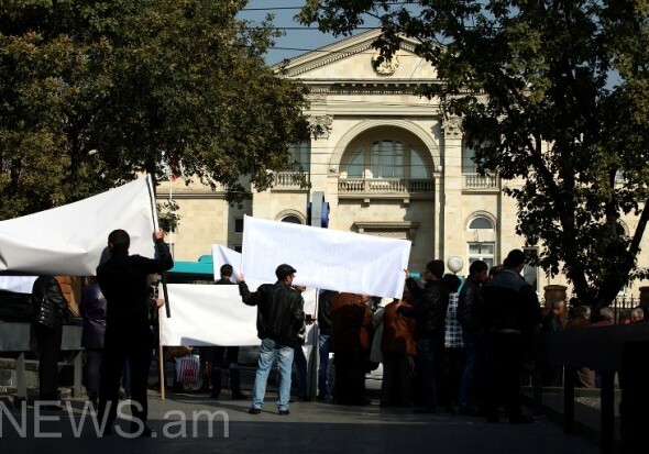 Мусорщики провели акцию протеста перед резиденцией президента Армении