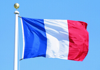 В посольстве Франции в Баку приспущены флаги