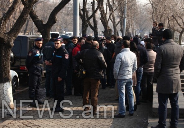 У резиденции Саргсяна проходит акция протеста