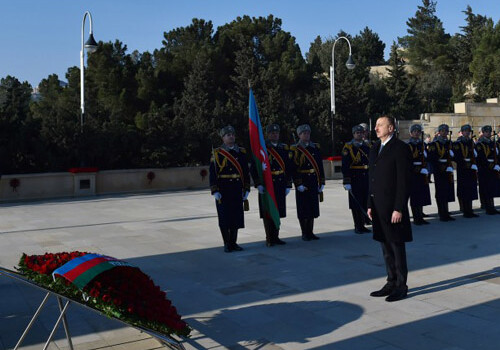 Президент Азербайджана посетил Аллею шехидов в связи с годовщиной событий 20 Января (Фото)