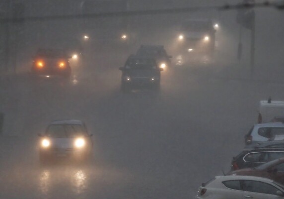 Дорожная полиция Баку предупредила водителей в связи с туманом