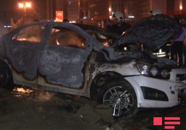 В Баку водитель после ДТП поджег свою машину