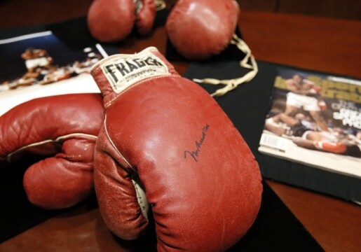Перчатки Мохаммеда Али и Листона проданы за 956 тыс. долларов
