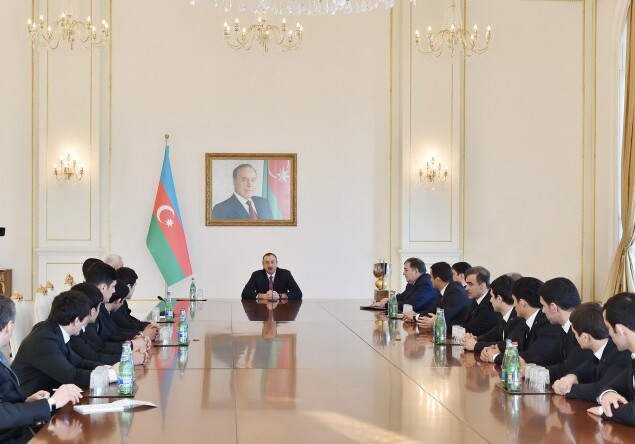 Президент принял азербайджанских борцов, победивших на Кубке мира