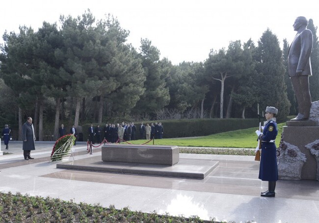 Мамнун Хусейн почтил память общенационального лидера Гейдара Алиева
