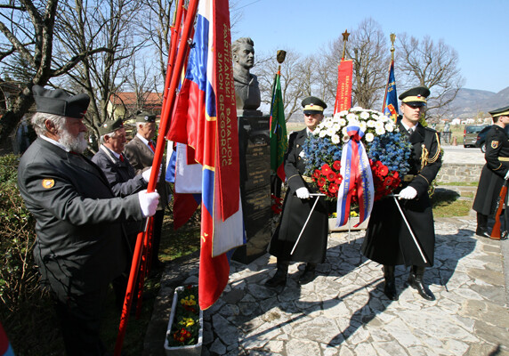 Министр обороны Азербайджана посетил могилу Мехти Гусейнзаде в Словении (Фото)