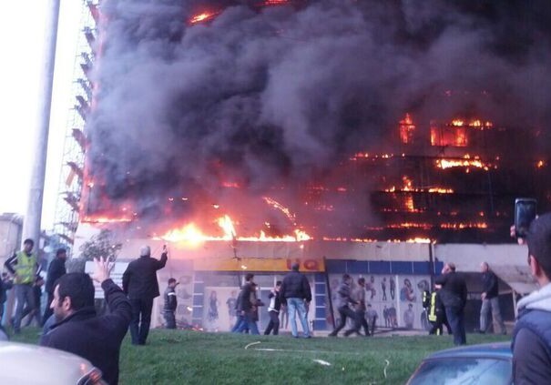 В Баку в торговом центре произошел пожар