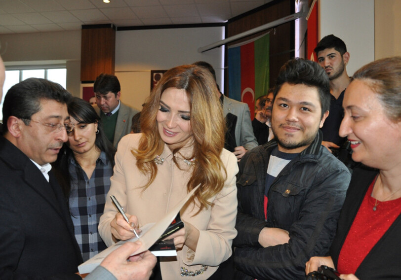 В Турции прошла автограф-сессия книг азербайджанской поэтессы (Фото)
