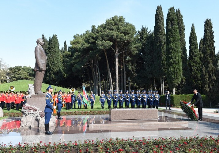 Президент Азербайджана почтил память общенационального лидера Гейдара Алиева (Фото)