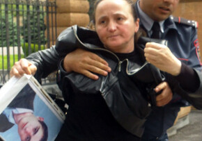 В Ереване полиция разогнала пикет солдатских матерей
