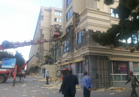 В Баку начался демонтаж огнеопасной облицовки на зданиях (Фото)