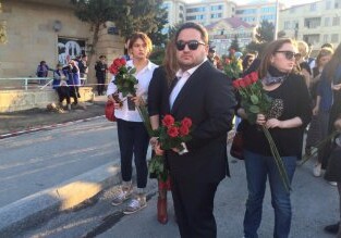 Азербайджанские знаменитости почтили память погибших в пожаре (Фото)