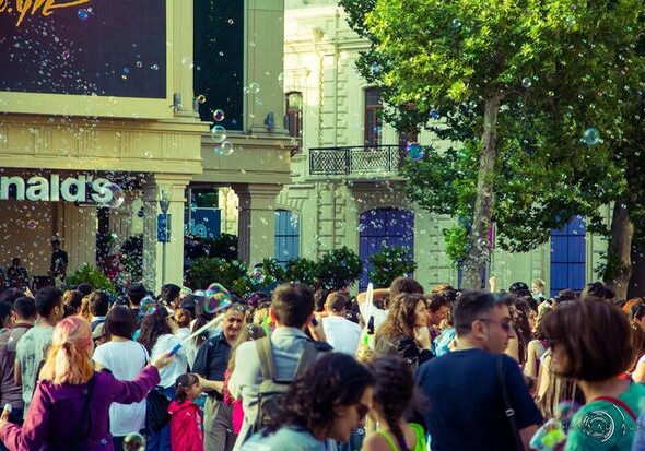 В Баку прошел Фестиваль мыльных пузырей (Видео)