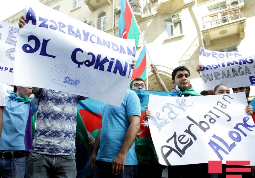 «Отстаньте от Азербайджана!»: прошли акции протеста перед офисом ЕС и посольством Великобритании в Баку