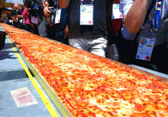 В Италии испекли самую длинную пиццу в мире (Видео)