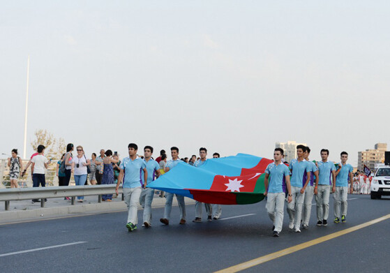 В Баку прошел парад волонтеров и атлетов сборной Азербайджана на Евроиграх (Фото)