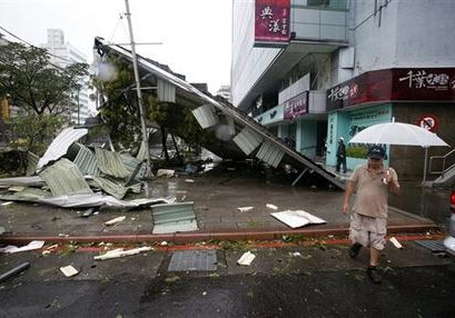 На Тайване из-за урагана миллионы людей остались без электричества
