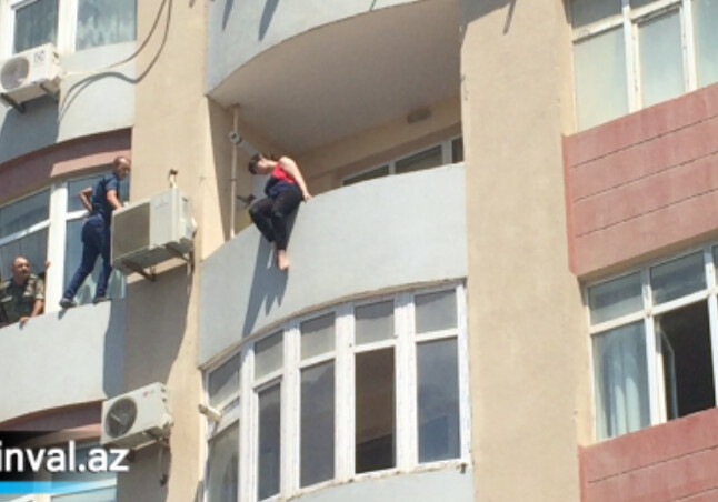 В Баку мужчина спас соседку, пытавшуюся броситься с балкона (Видео)