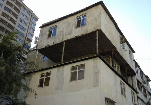 Гаджибала Абуталыбов дал два часа на снос незаконных балконов (Фото)