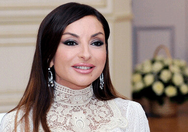 Первая леди Азербайджана празднует день рождения