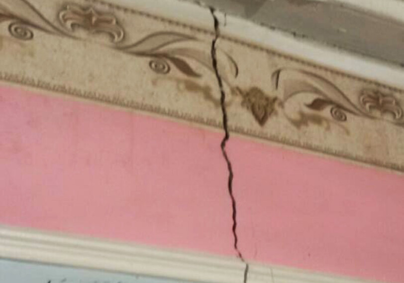 В результате сильного землетрясения в Шеки пострадало более 200 домов