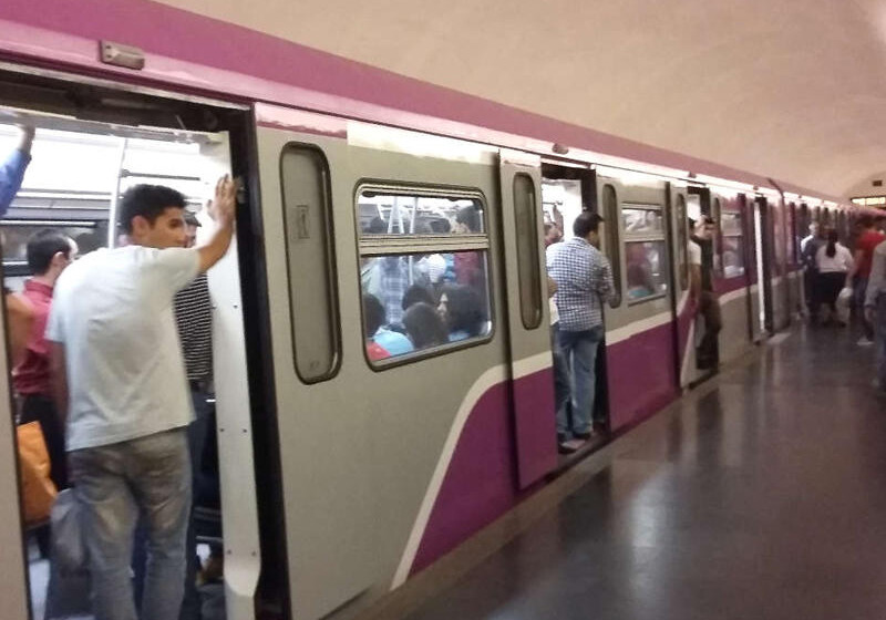 В Бакинском метро мужчина упал на рельсы (Видео)
