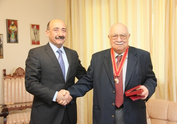 Министр вручил орден Максуду Ибрагимбекову в его доме (Фото)