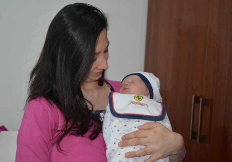 Младенцу в утробе матери удалили кисту на почке - в Азербайджане  (Фото)